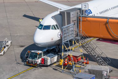 Berlin Almanya - Nisan 21. 2018: Lufthansa Airbus A321 Berlin Tegel Havaalanı kapısında kalkış için hazır