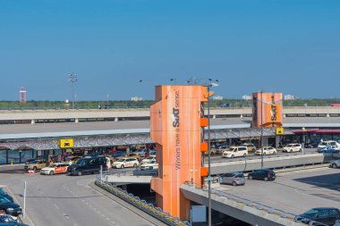 Berlin Almanya - Nisan 21. 2018: Berlin Tegel Havaalanı'nda taksi lane