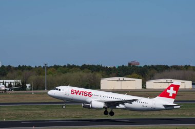 Berlin Almanya - Nisan 21. 2018: İsviçre Airbus A320 Berlin Tegel Havaalanı'ndan çıkar