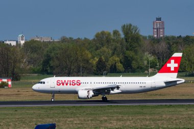 Berlin Almanya - Nisan 21. 2018: İsviçre Airbus A320 Berlin Tegel havaalanına iniş