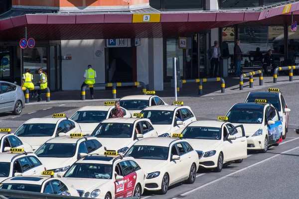 Berlin Almanya - Nisan 21. 2018: Berlin Tegel Havaalanı Taksi satırında arka sonu