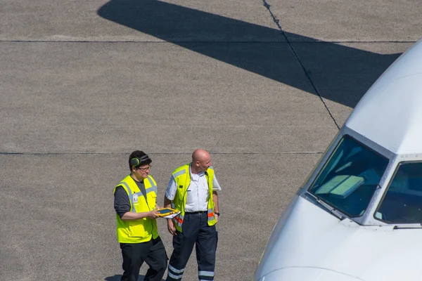 Berlin Almanya - Nisan 21. 2018: Havaalanı istihdam etmektedir bir uçak kalkış için hazırlanıyor