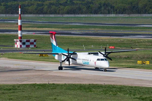 Berlin Almanya - Nisan 21. 2018: bombardier Dash 8 Q400 Luxair Berlin Tegel Havaalanı üzerinden
