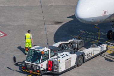 Berlin Almanya - Nisan 21. 2018: çalışma bekliyorum Berlin Tegel Havaalanı'nda pushback traktör