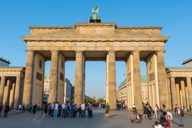 Berlin Almanya - 20 Nisan. 2018: Brandenburg Kapısı önünde güzel bir akşam olan turist