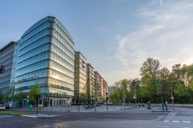 Berlin Almanya - 20 Nisan. 2018: şehir sokak ofis binaları ile