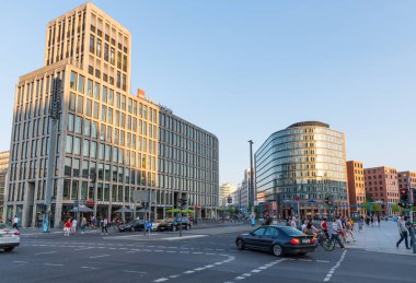 Berlin Almanya - 20 Nisan. 2018: Potsdamer Platz'ta şehir hayatı