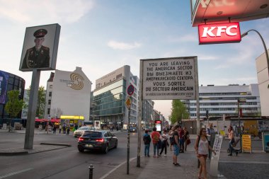 Berlin Almanya - 20 Nisan. 2018: turist sınırında sonrası Checkpoint Charlie