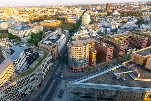 Berlin Almanya - 20 Nisan. 2018: city Berlin Potsdamer Platz üzerinden üzerinden görünüm