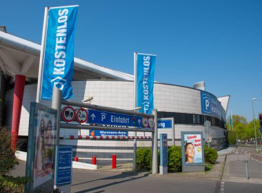 Berlin Almanya - 20 Nisan. 2018: Gesundbrunnen alışveriş alışveriş merkezinde kapalı otopark