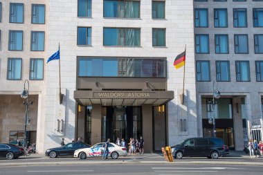 Berlin Almanya - Nisan 21. 2018: insanlar bırakarak Waldorf Astoria Hotel Berlin Almanya