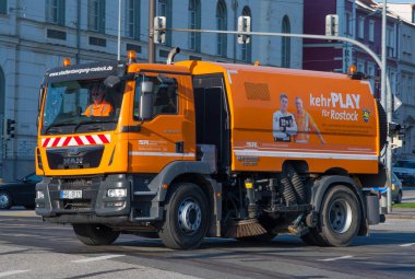 Rostock Almanya - 20 Nisan. 2018: Rostock sokaklarında sweeper