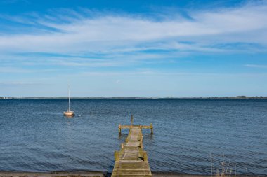 bir yaz gününde Danimarka Sahil yakınındaki suda küçük Yelkenli