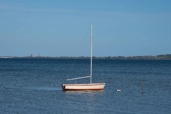 夏の日にデンマークの海岸の近くの水の小さいヨット — ストック写真