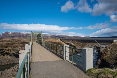 Eski köprü geçiş Nehri Skjalfandafljot şelale İzlanda'daki Godafoss