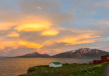 Güneşin bulutların İzlanda'daki Hrisey Adası yakınlarında yansıtılır