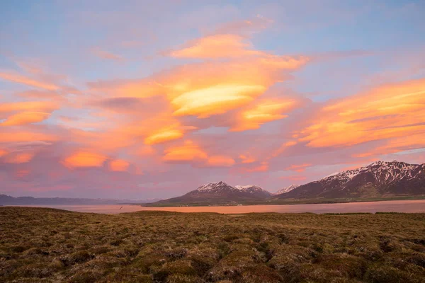 Zachód Słońca Jest Odzwierciedlone Chmury Pobliżu Wyspy Hrisey Islandii — Zdjęcie stockowe