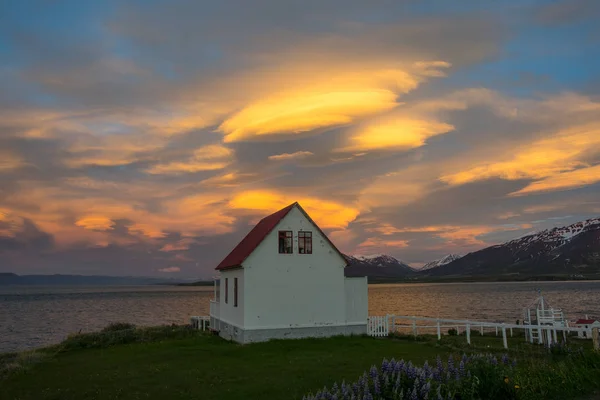 日落映在冰岛 Hrisey 岛附近的云层中 — 图库照片