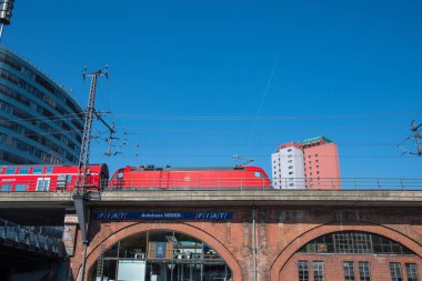 Berlin Almanya - 20 Nisan. 2018: Db bölgesel tren Berlin Stadtbahn sürüş