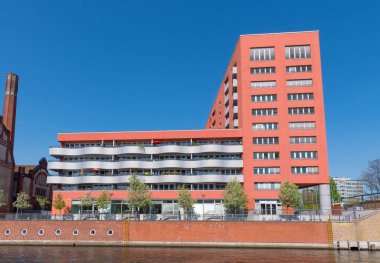 Berlin Almanya - 20 Nisan. 2018: Modern konut bina Spree Nehri kenarında