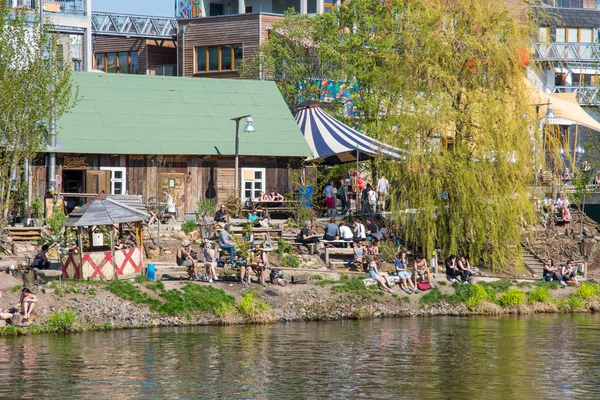 Berlín Alemania Abril 2018 Gente Disfrutando Día Soleado Orillas Del — Foto de Stock