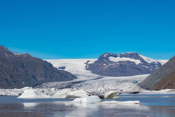 アイスランド南部のハイナベルスジョクル氷河とその氷河ラグーン風景 — ストック写真
