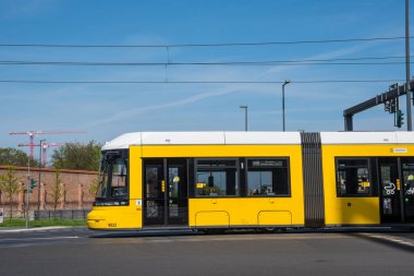 Berlin Almanya - 22 Nisan. 2018: sarı tramvay önünde Berlin Merkezi Tren İstasyonu
