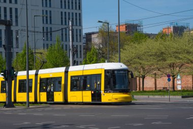 Berlin Almanya - 22 Nisan. 2018: sarı tramvay önünde Berlin Merkezi Tren İstasyonu
