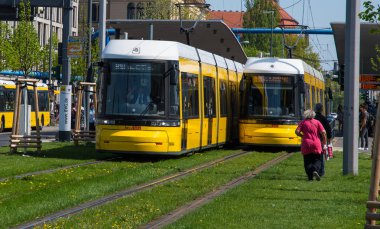 Berlin Almanya - 22 Nisan. 2018: sarı tramvay önünde Berlin Merkezi Tren İstasyonu