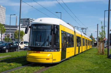 Berlin merkezi önünde sarı tramvay Tren İstasyonu