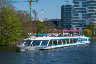 Berlin Almanya - 20 Nisan. 2018: Tur Spree Nehri üzerinde tekne