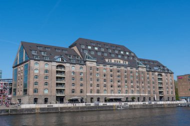 Berlin Almanya - 20 Nisan. 2018: Spree Nehri kıyısında eski bina