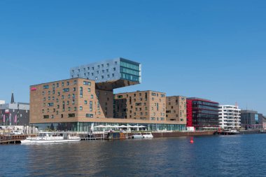 Berlin Almanya - 20 Nisan. 2018: Modern mimari ofis binası Spree Nehri kıyısında