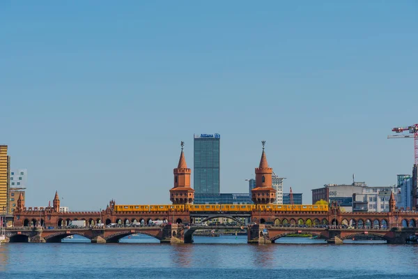 柏林德国 4月20日 2018 铁路火车横渡 Oberbaum 桥梁在柏林的城市在德国 — 图库照片