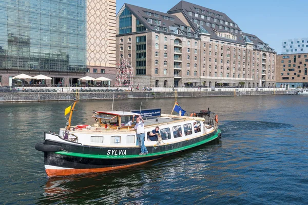 Берлин Германия Апреля 2018 Маленькая Экскурсионная Лодка Реке Шпрее — стоковое фото