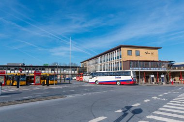 Nykoebing Danimarka - Nisan 19. 2018: Nykoebing F önünde otobüs tren istasyonuna Danimarka
