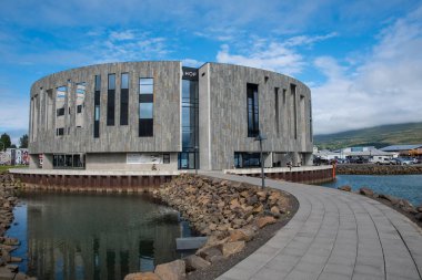 Akureyri, İzlanda - Ağustos 04. 2018: Modern mimari kültür evi Hof