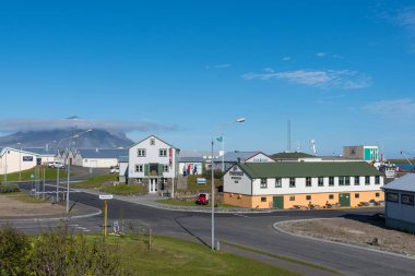 Hornafjordur İzlanda - 10 Ağustos. 2018: eski tarihi binaların yakınındaki Hofn liman