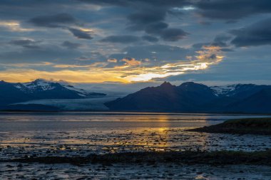 Bir yaz akşamı Hornafjordur Güneydoğu İzlanda'nde günbatımı