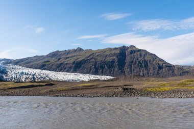 Nehir Holmsa, buzul Flaajokull ve dağ ve south Iceland'deki / daki bir yaz gününde Flafjall dağ