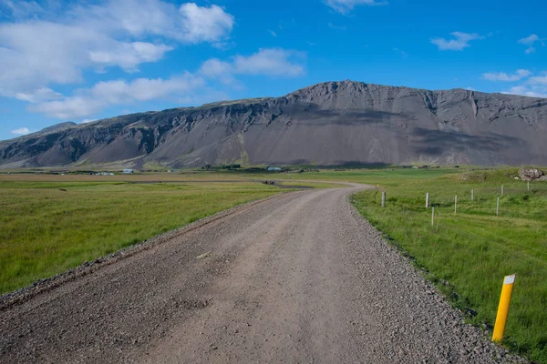 Деревенская Дорога Исландии Ведущая Фермам Рядом Горой — стоковое фото