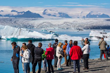Jokulsarlon İzlanda - 18 Ağustos. 2018: İzlanda'daki Jokulsarlon buzul göle gelen turist