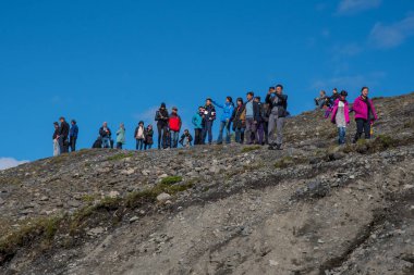 Jokulsarlon İzlanda - 18 Ağustos. 2018: İzlanda'daki Jokulsarlon buzul göle gelen turist