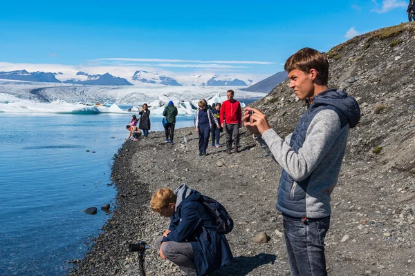 Jokulsarlon Iceland August 2018 Tourists Taking Photos Jokulsarlon Glacier Lagoon — Stock Photo, Image