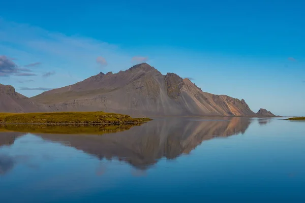 Montaña Que Refleja Las Aguas Del Fiordo Skardsfjordur Hornafjordur Sur — Foto de Stock