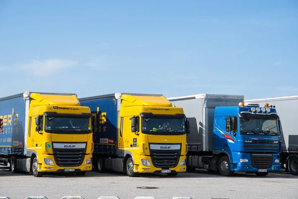 Rostock Almanya - 22 Nisan. 2018: Daf kamyon'ın bekleyen bir feribot için