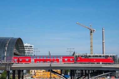 Berlin Almanya - 22 Nisan. 2018: Db Bölgesel tren Berlin merkez tren istasyonu