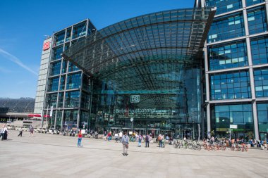Berlin Almanya - 22 Nisan. 2018: turistler önünde Berlin Merkez Tren İstasyonu