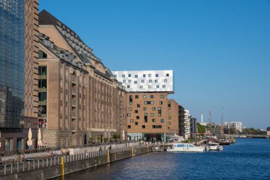 Berlin Almanya - Nisan 21. 2018: Berlin şehri doğru nehir Spree waterfront