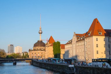 Berlin Almanya - Nisan 21. 2018: binalar Spree Nehri kıyısında
